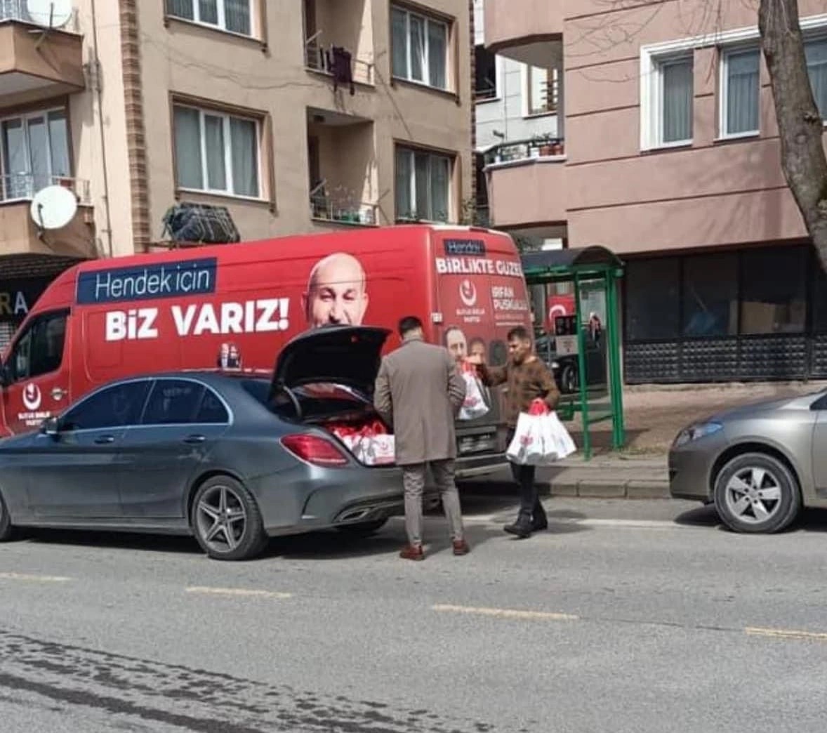 Hani davanın neferiydin Hasan Serdar Baykal. İlçe başkanıydı şimdi kapı kapı hediye dağıtıyor